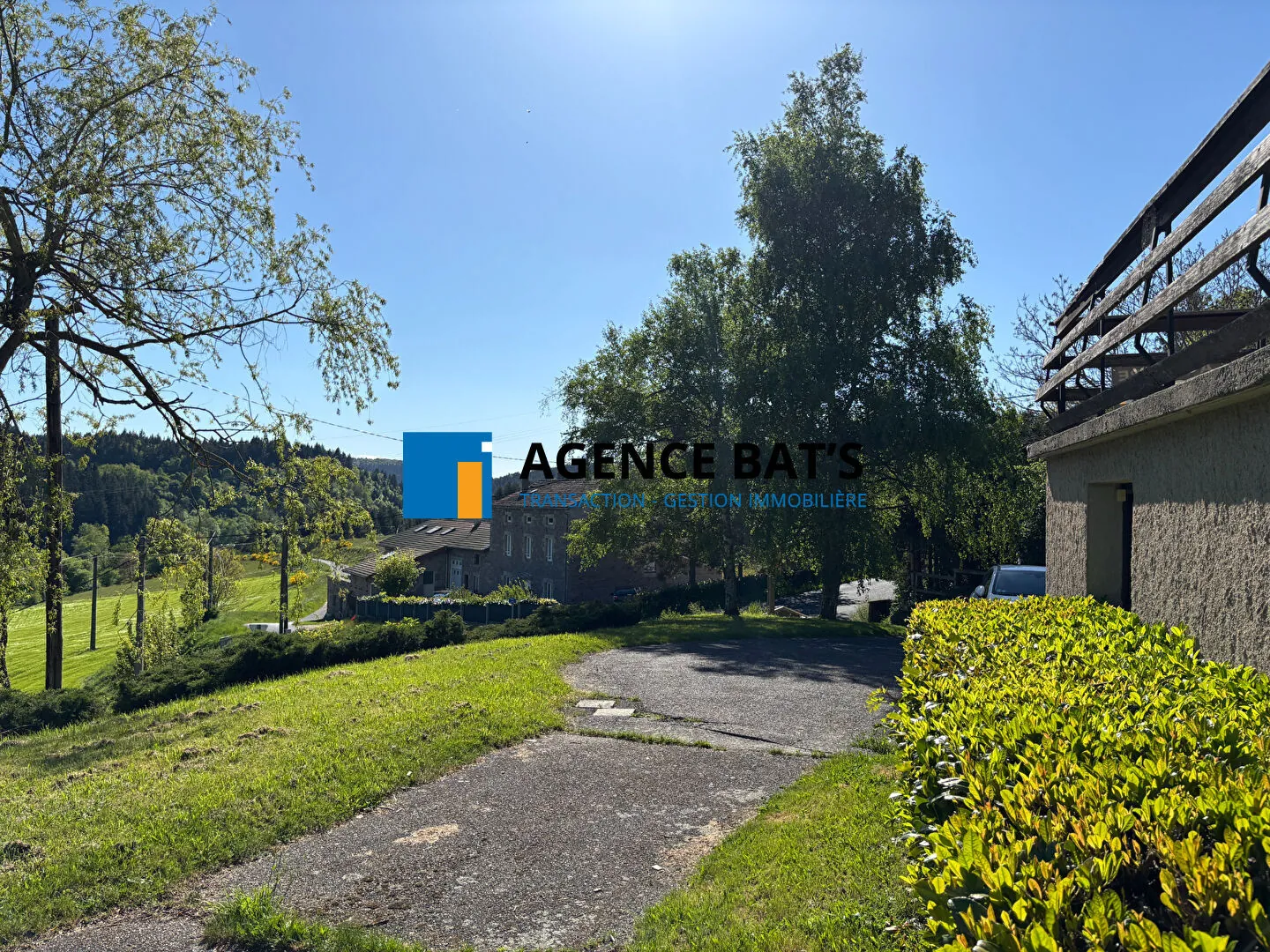 Maison spacieuse de 192 m² à Dunieres avec garage, atelier et vue agréable 