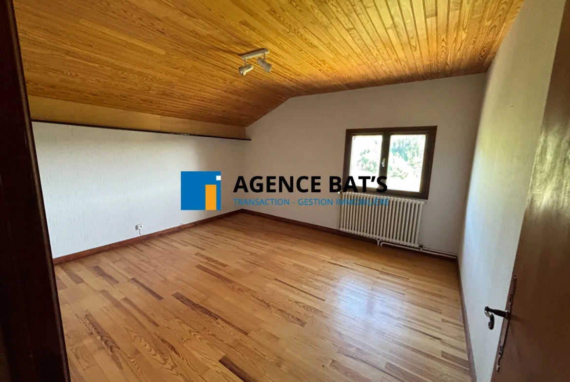 Maison spacieuse de 192 m² à Dunieres avec garage, atelier et vue agréable 