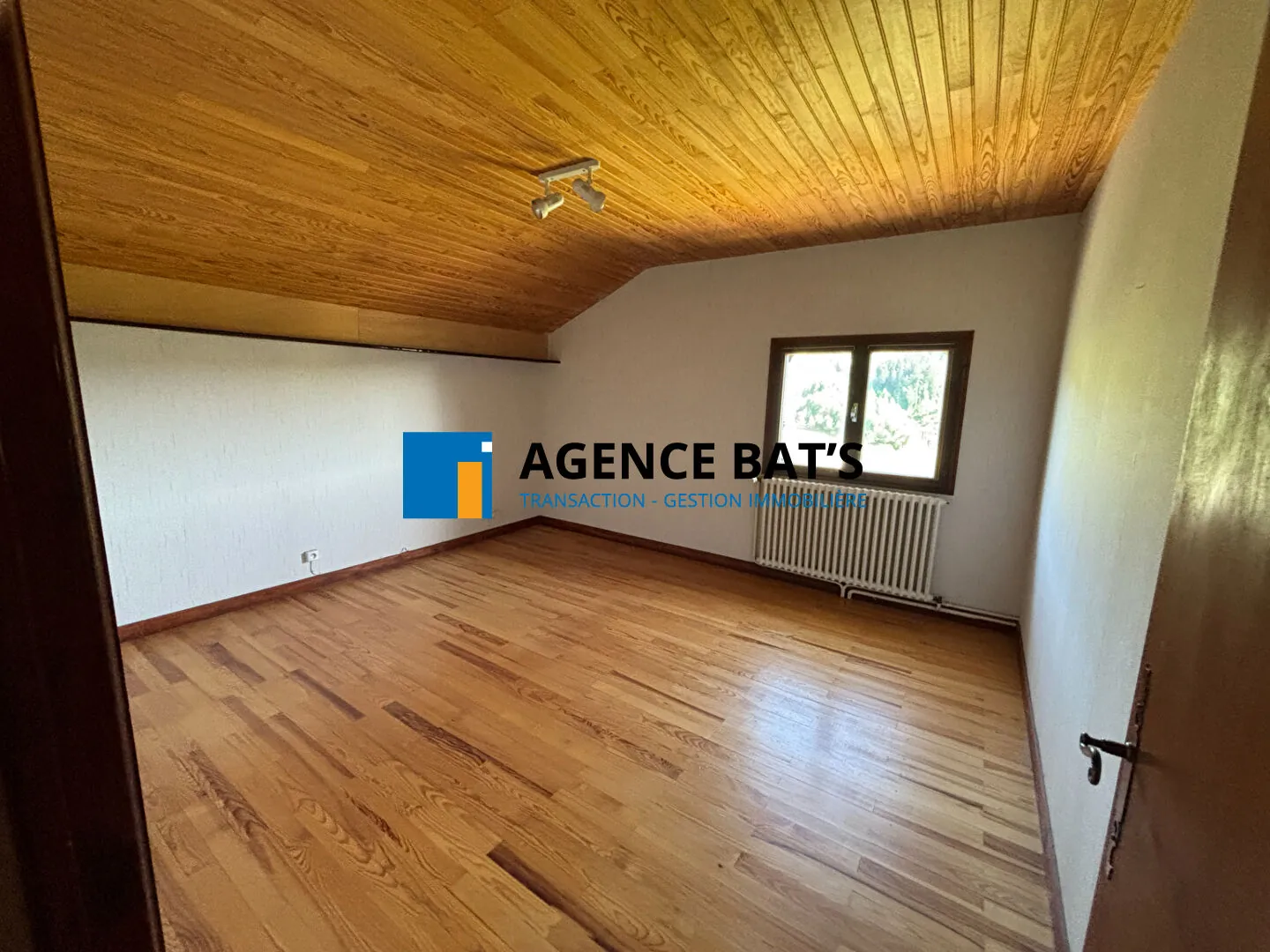 Maison spacieuse de 192 m² à Dunieres avec garage, atelier et vue agréable 