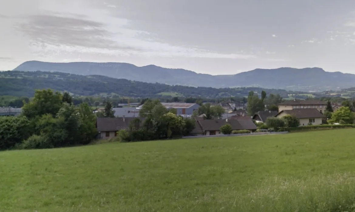 Terrain à bâtir de 585 m² à Albens, idéalement situé avec permis accepté 