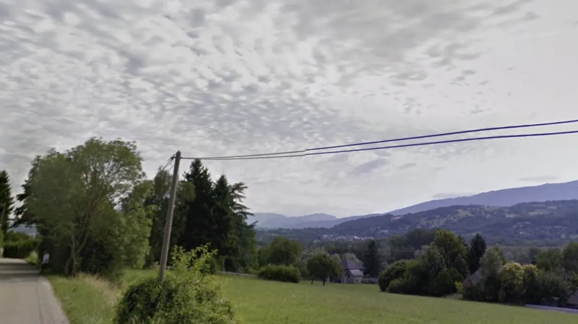 Terrain à bâtir de 585 m² à Albens, idéalement situé avec permis accepté 