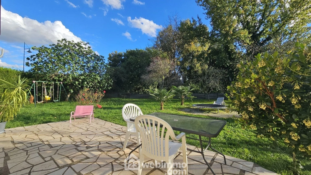 Maison de plain-pied à vendre à Baudreix avec 3 chambres et terrain arboré