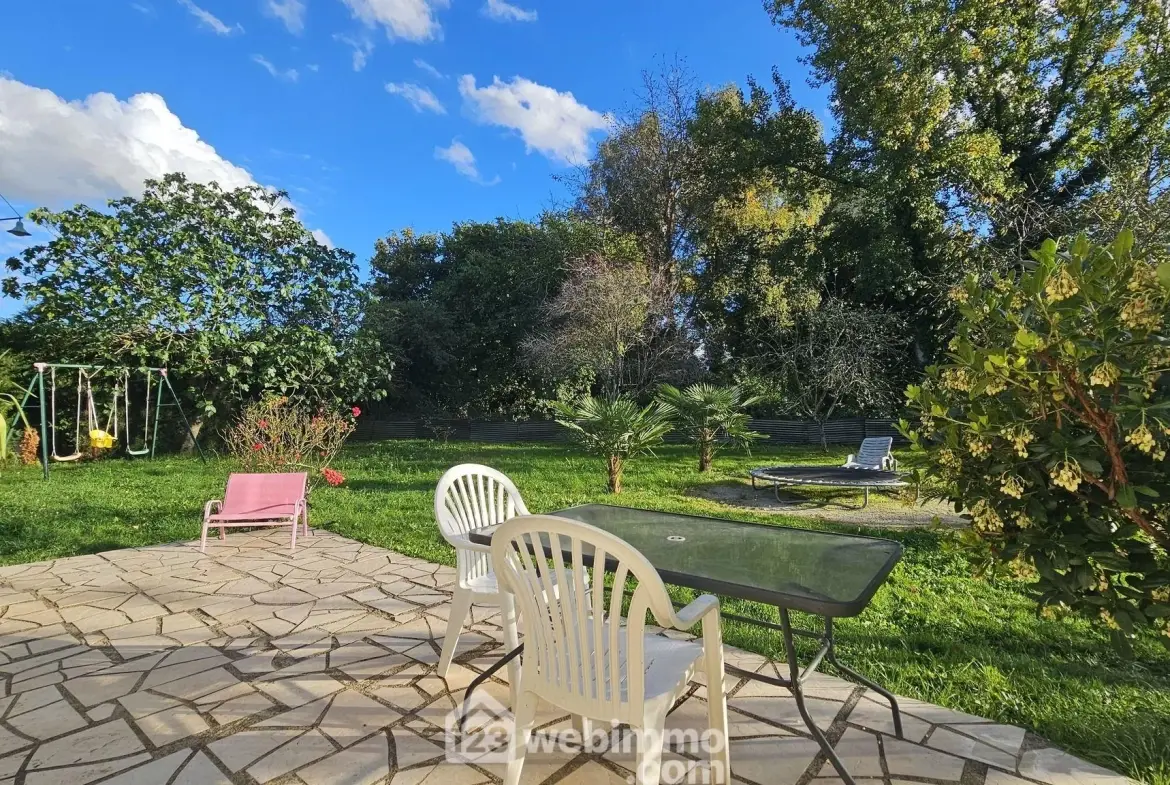 Maison de plain-pied à vendre à Baudreix avec 3 chambres et terrain arboré 