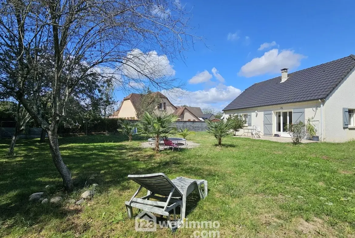 Maison de plain-pied à vendre à Baudreix avec 3 chambres et terrain arboré 
