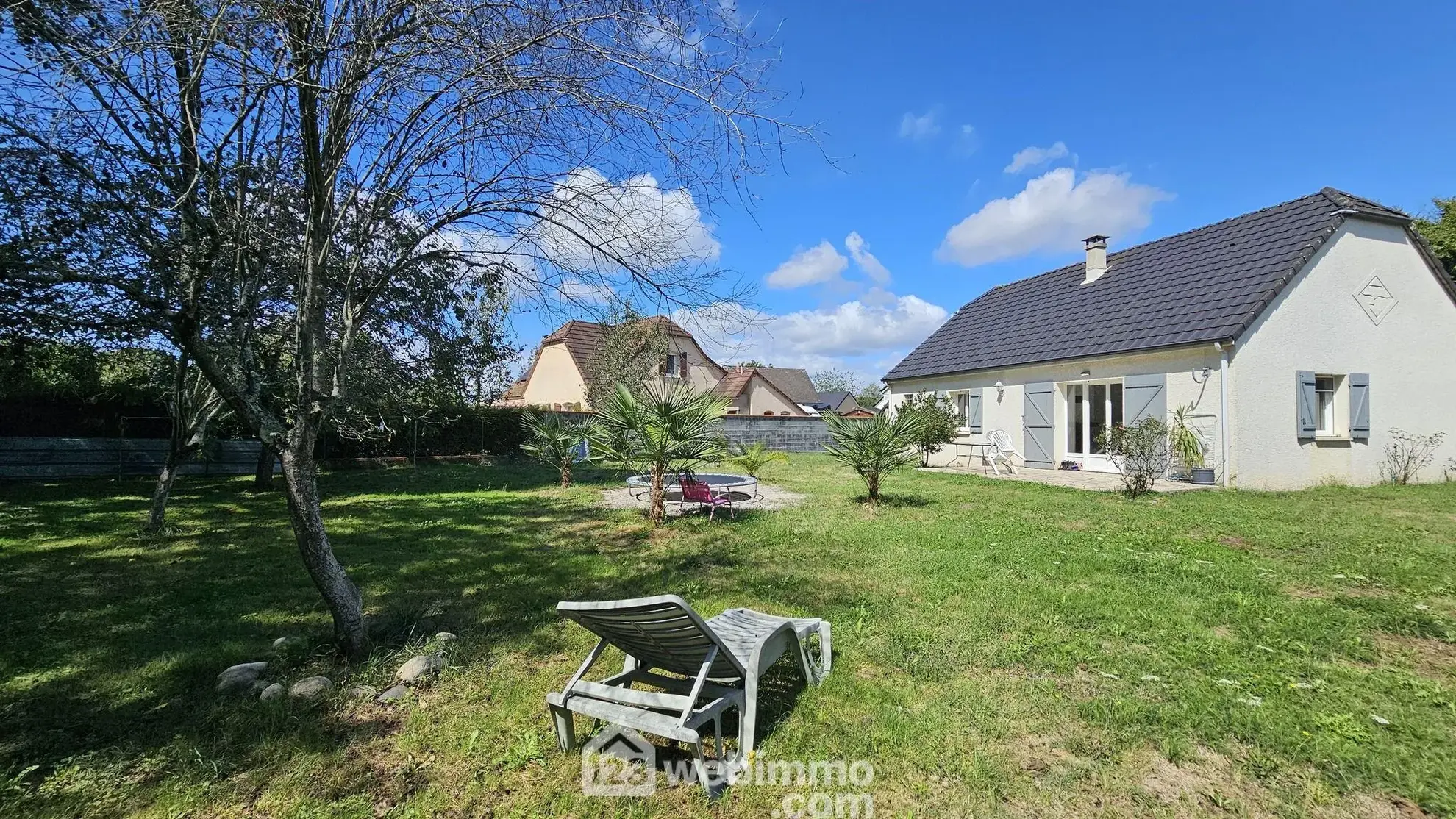 Maison de plain-pied à vendre à Baudreix avec 3 chambres et terrain arboré 