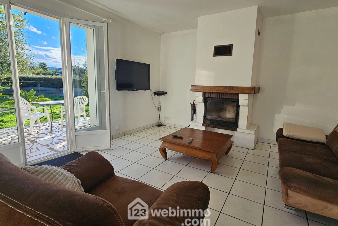 Maison de plain-pied à vendre à Baudreix avec 3 chambres et terrain arboré 