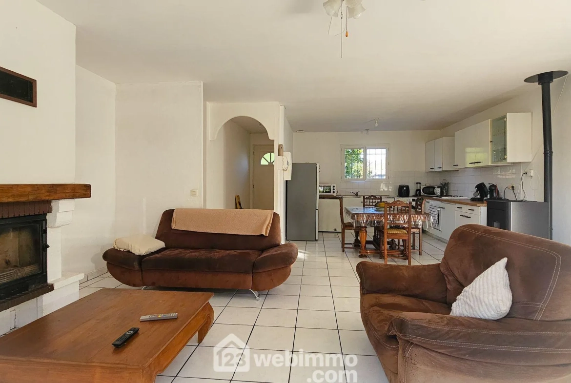 Maison de plain-pied à vendre à Baudreix avec 3 chambres et terrain arboré 