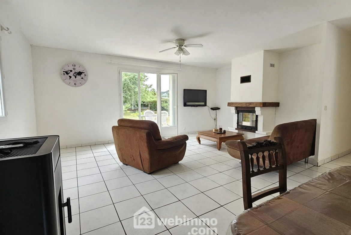 Maison de plain-pied à vendre à Baudreix avec 3 chambres et terrain arboré 