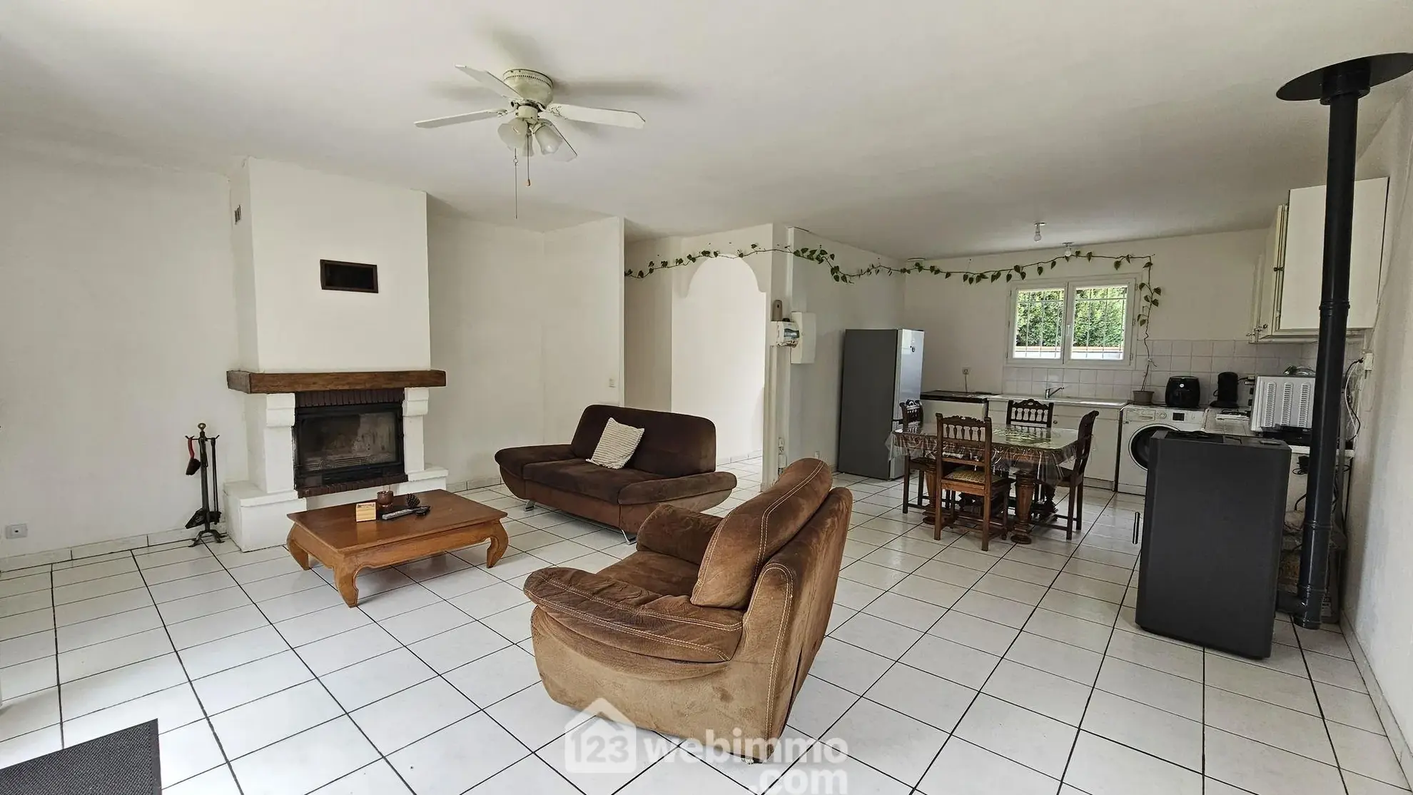 Maison de plain-pied à vendre à Baudreix avec 3 chambres et terrain arboré 