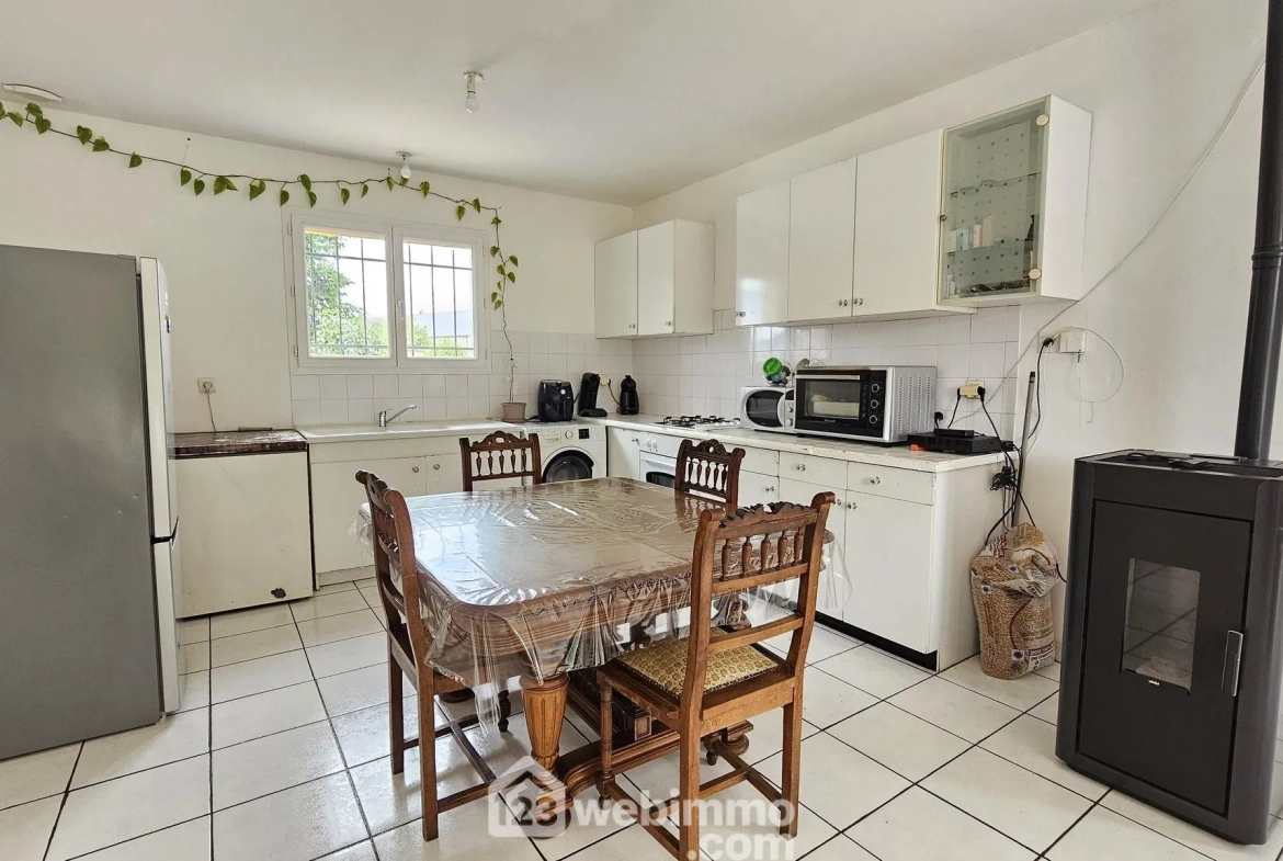 Maison de plain-pied à vendre à Baudreix avec 3 chambres et terrain arboré 