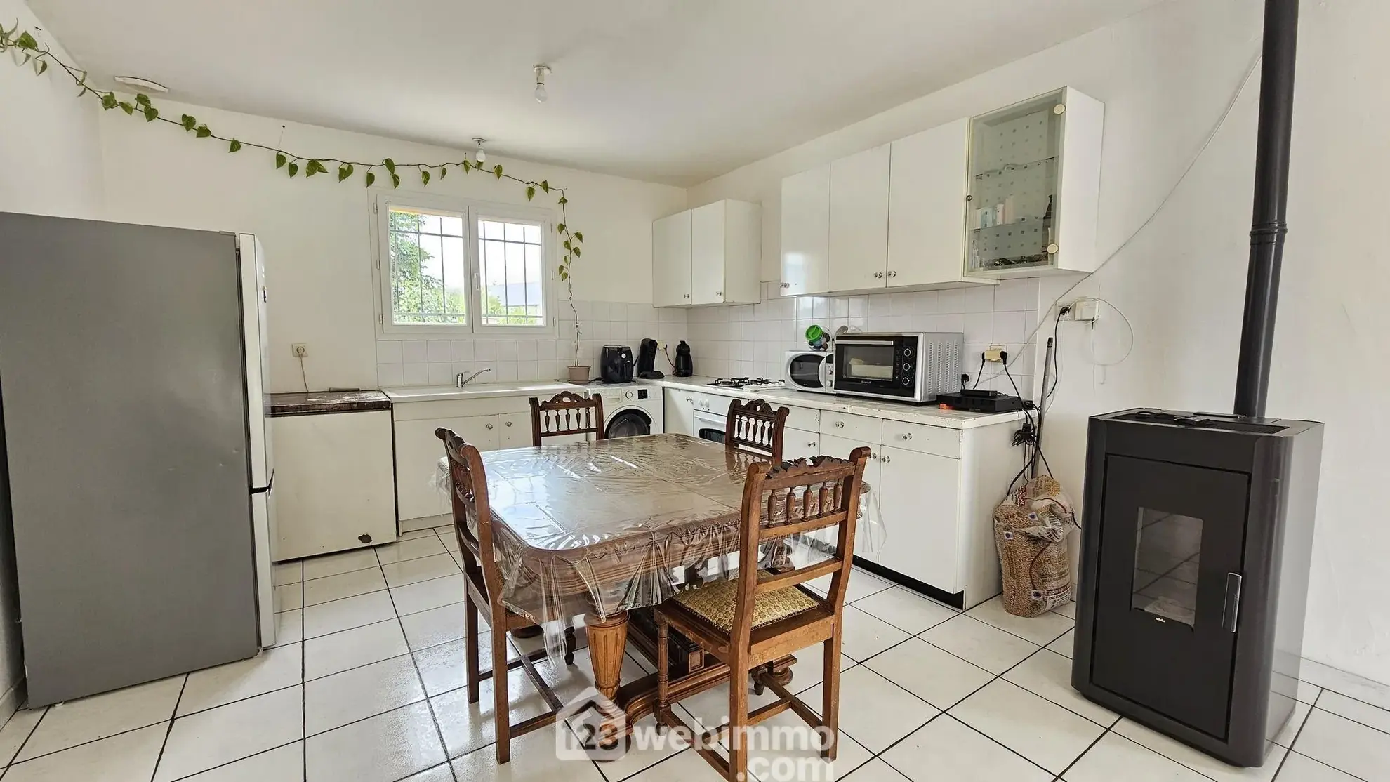 Maison de plain-pied à vendre à Baudreix avec 3 chambres et terrain arboré 