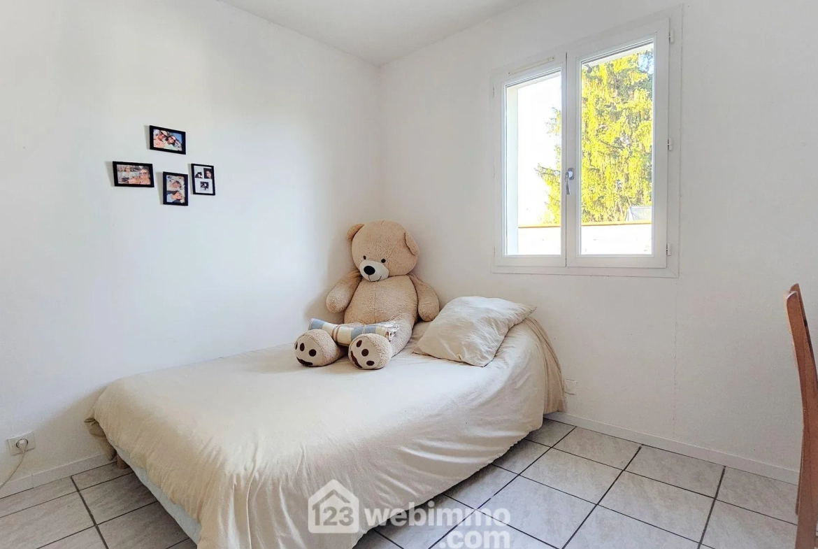 Maison de plain-pied à vendre à Baudreix avec 3 chambres et terrain arboré 