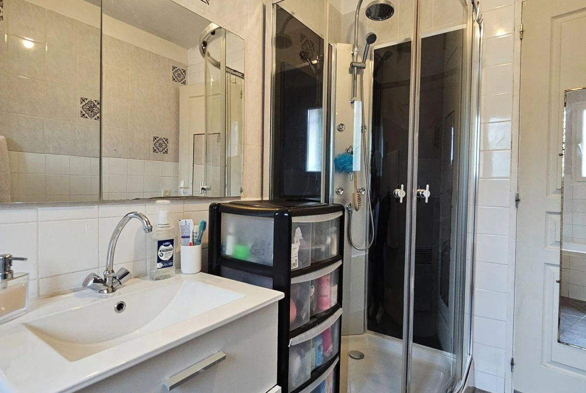 Maison de plain-pied à vendre à Baudreix avec 3 chambres et terrain arboré 