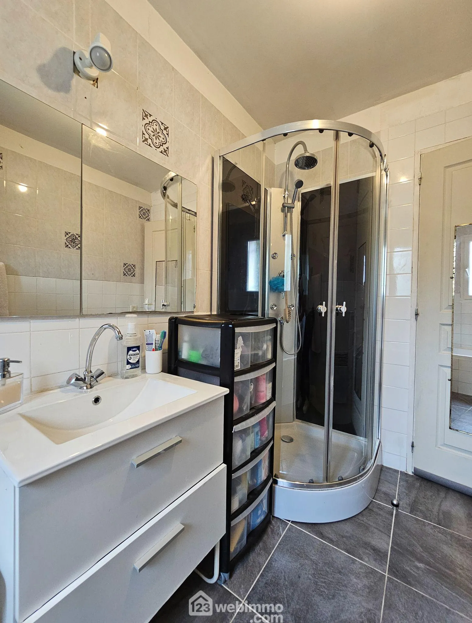 Maison de plain-pied à vendre à Baudreix avec 3 chambres et terrain arboré 