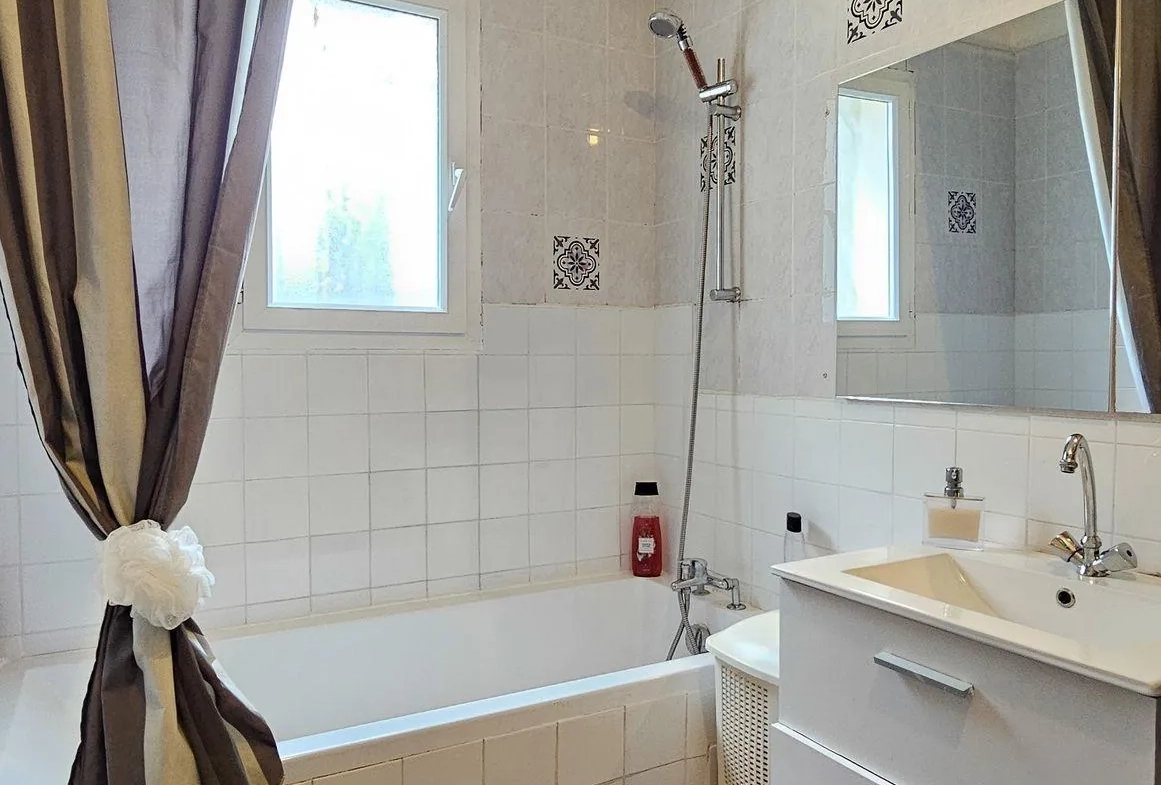 Maison de plain-pied à vendre à Baudreix avec 3 chambres et terrain arboré 