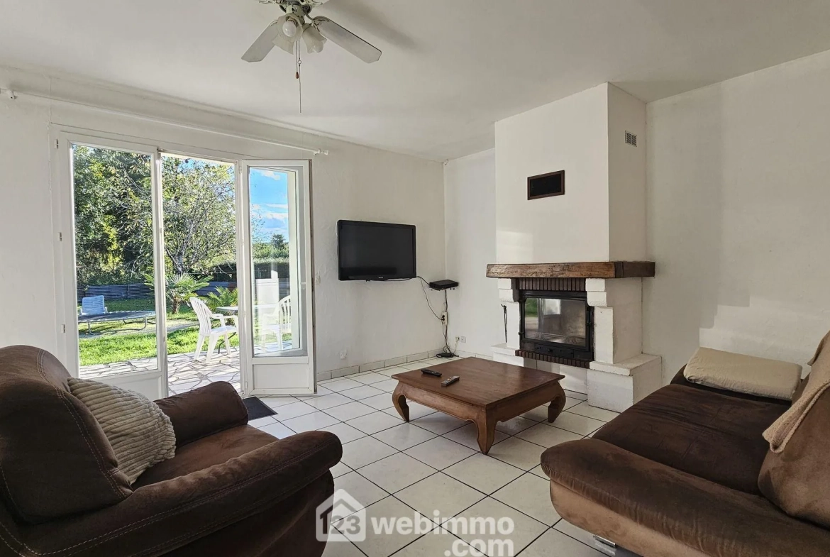 Maison de plain-pied à vendre à Baudreix avec 3 chambres et terrain arboré 