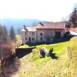 Charmante maison en pierre à restaurer avec dépendances et grand terrain près de Valcivières