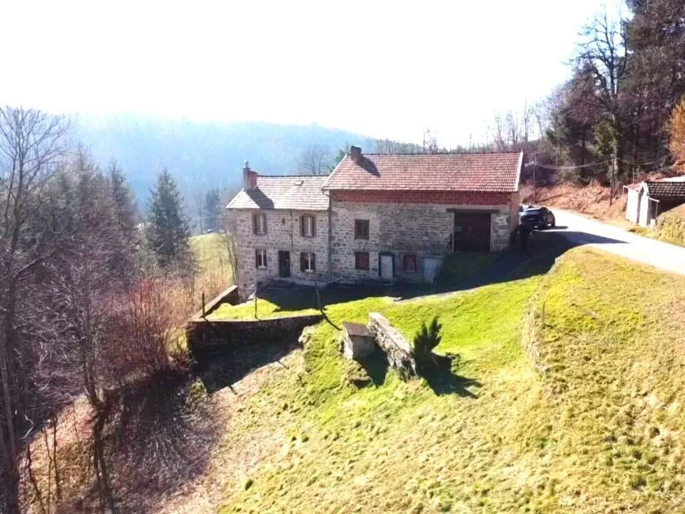 Charmante maison en pierre à restaurer avec dépendances et grand terrain près de Valcivières 