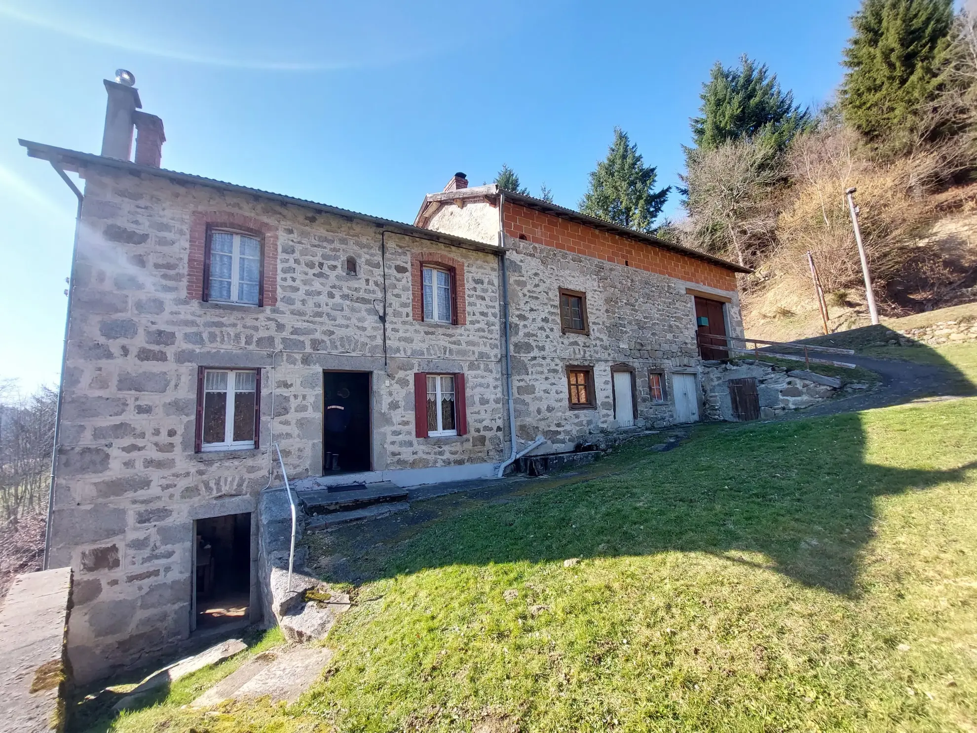 Charmante maison en pierre à restaurer avec dépendances et grand terrain près de Valcivières 