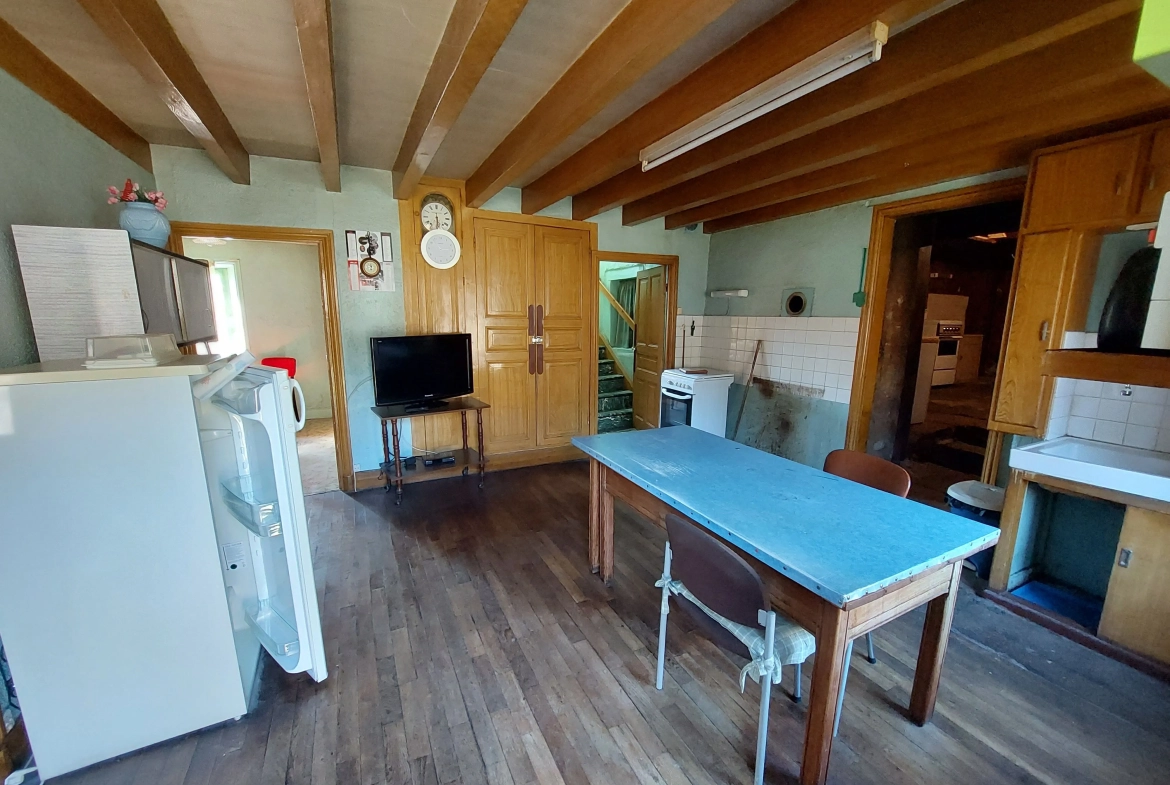 Charmante maison en pierre à restaurer avec dépendances et grand terrain près de Valcivières 