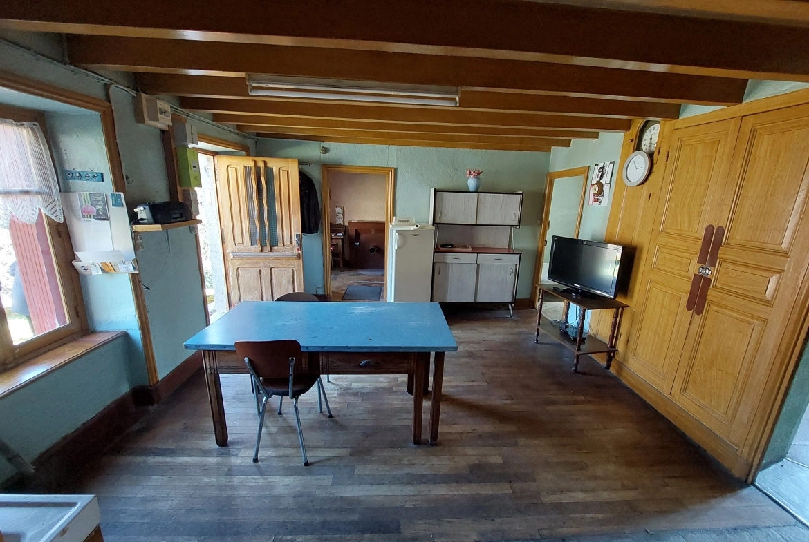 Charmante maison en pierre à restaurer avec dépendances et grand terrain près de Valcivières 