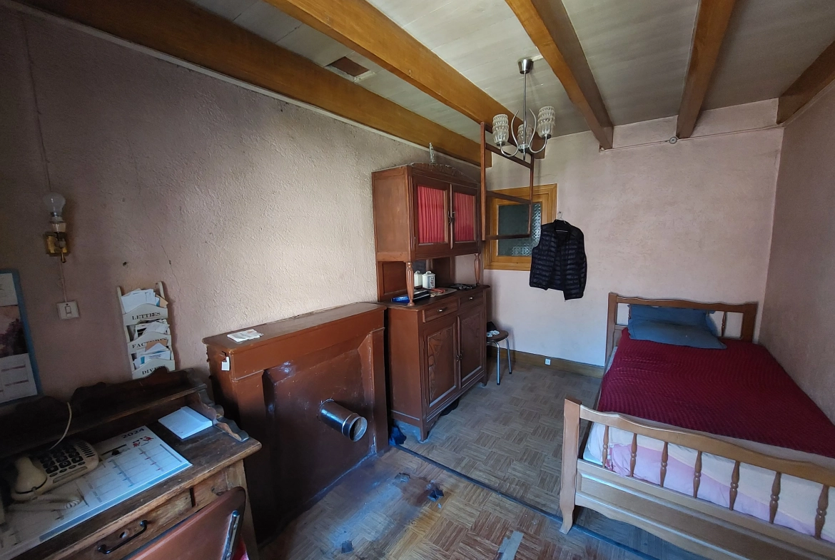Charmante maison en pierre à restaurer avec dépendances et grand terrain près de Valcivières 