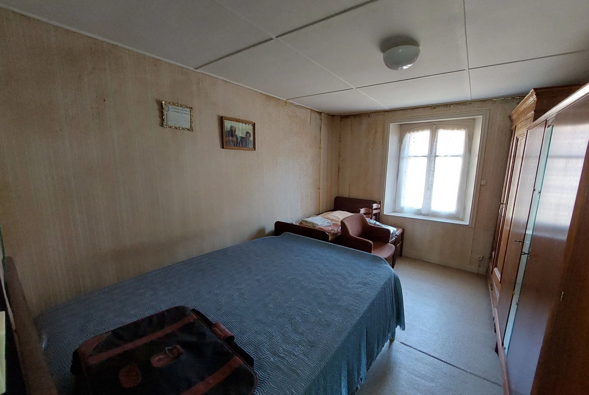 Charmante maison en pierre à restaurer avec dépendances et grand terrain près de Valcivières 