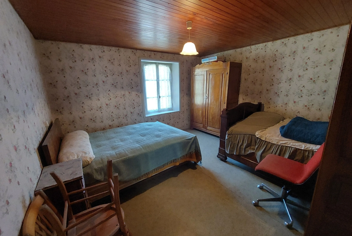 Charmante maison en pierre à restaurer avec dépendances et grand terrain près de Valcivières 