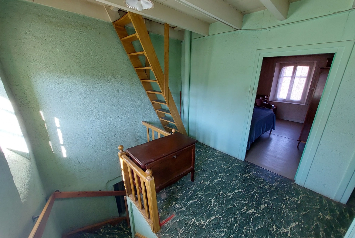 Charmante maison en pierre à restaurer avec dépendances et grand terrain près de Valcivières 