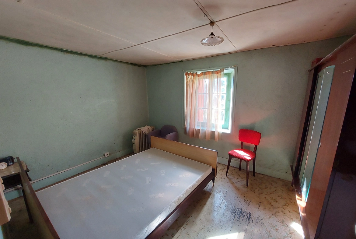 Charmante maison en pierre à restaurer avec dépendances et grand terrain près de Valcivières 