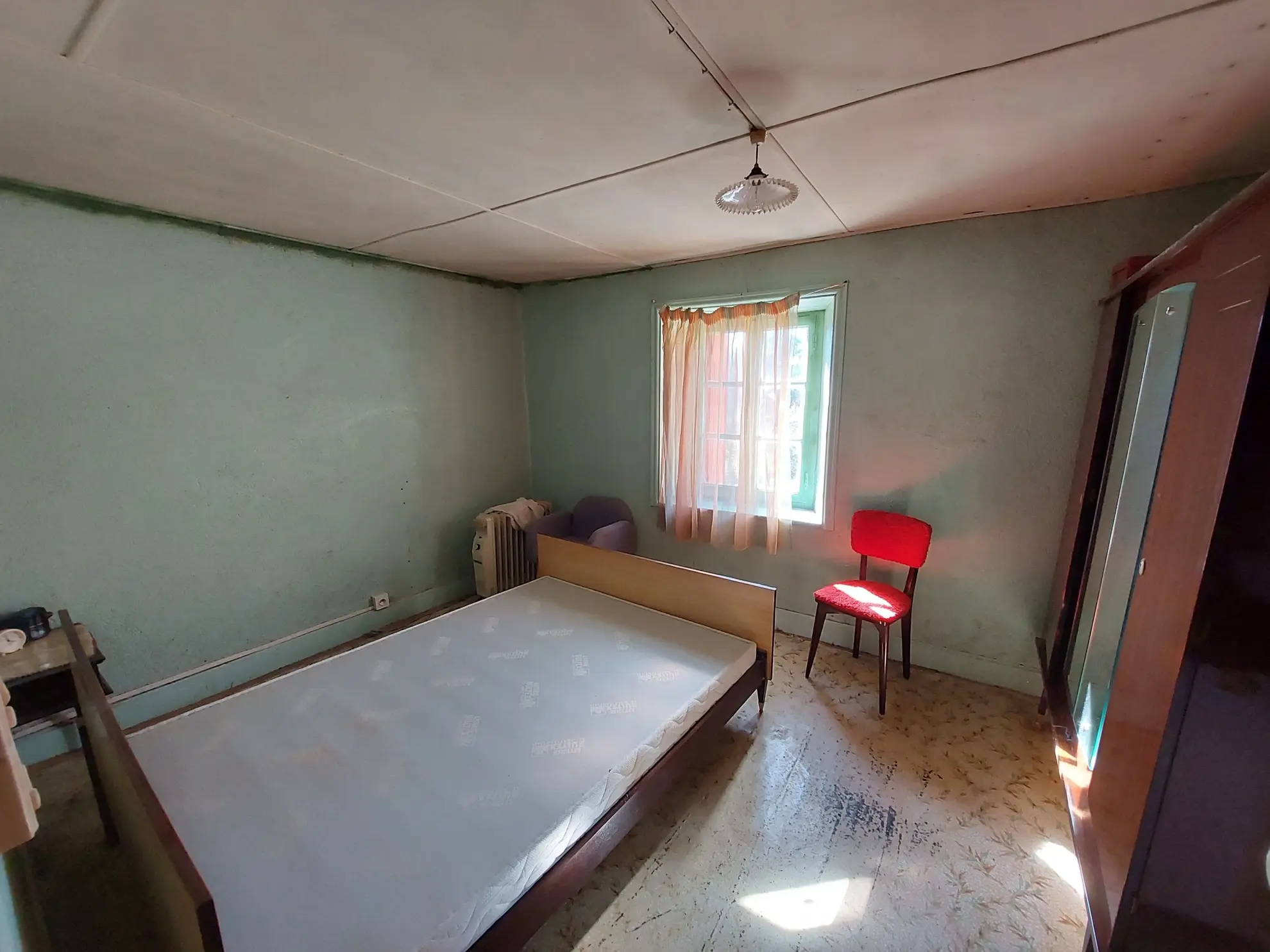 Charmante maison en pierre à restaurer avec dépendances et grand terrain près de Valcivières 