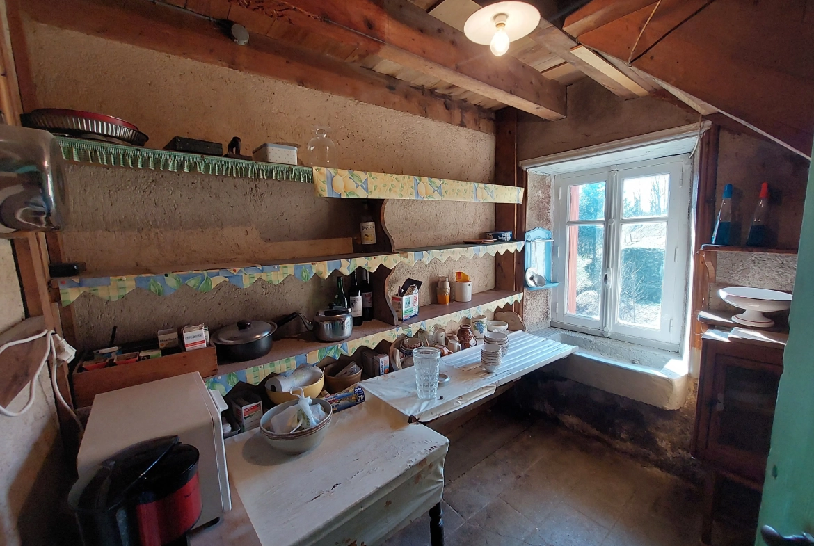 Charmante maison en pierre à restaurer avec dépendances et grand terrain près de Valcivières 