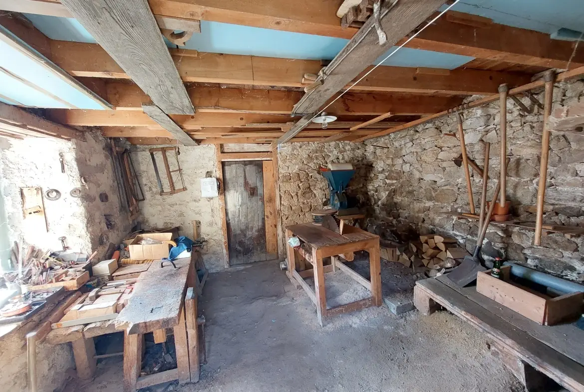 Charmante maison en pierre à restaurer avec dépendances et grand terrain près de Valcivières 