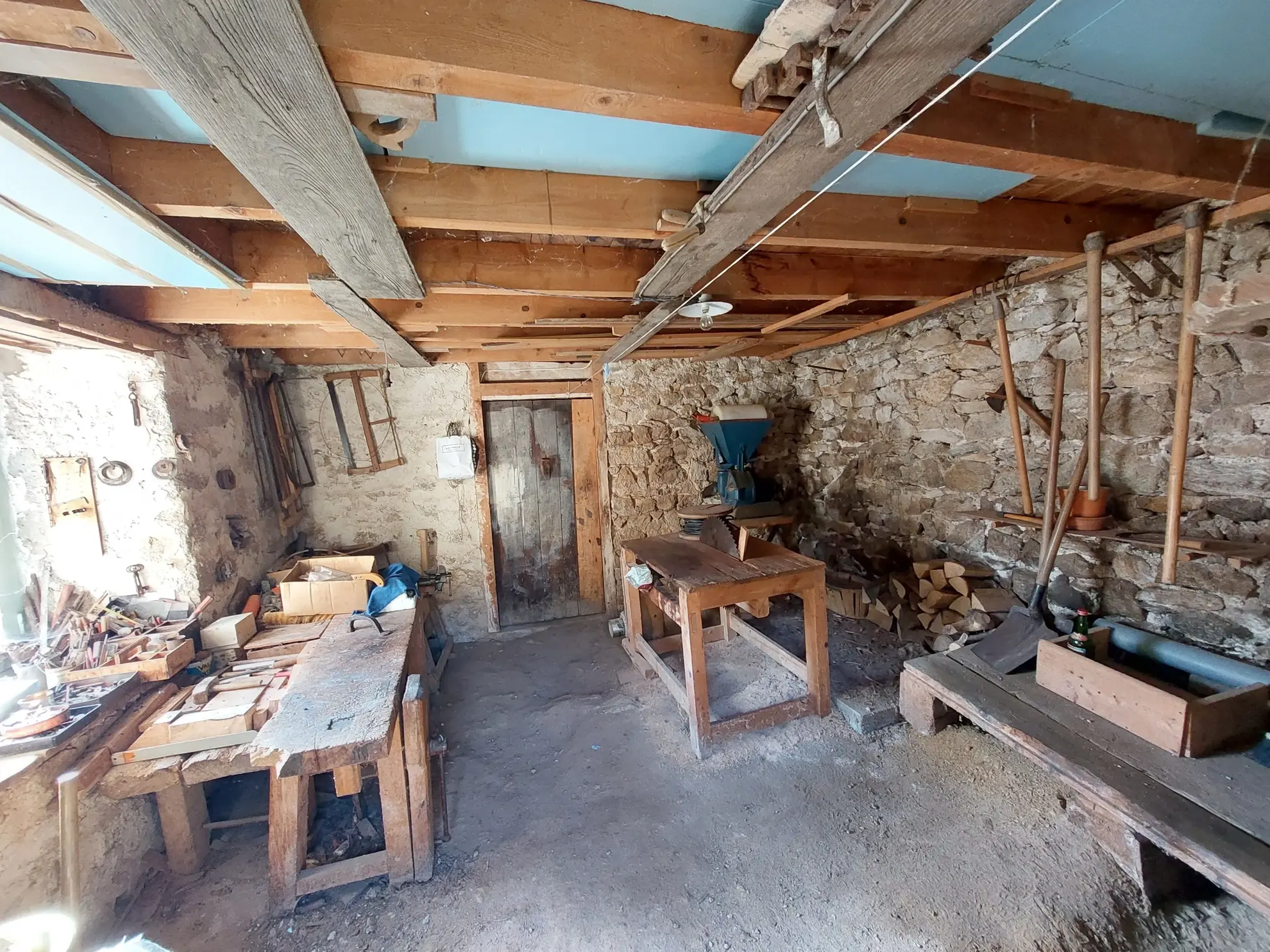 Charmante maison en pierre à restaurer avec dépendances et grand terrain près de Valcivières 