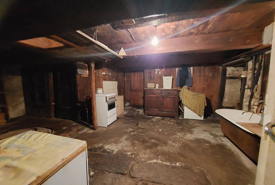 Charmante maison en pierre à restaurer avec dépendances et grand terrain près de Valcivières 