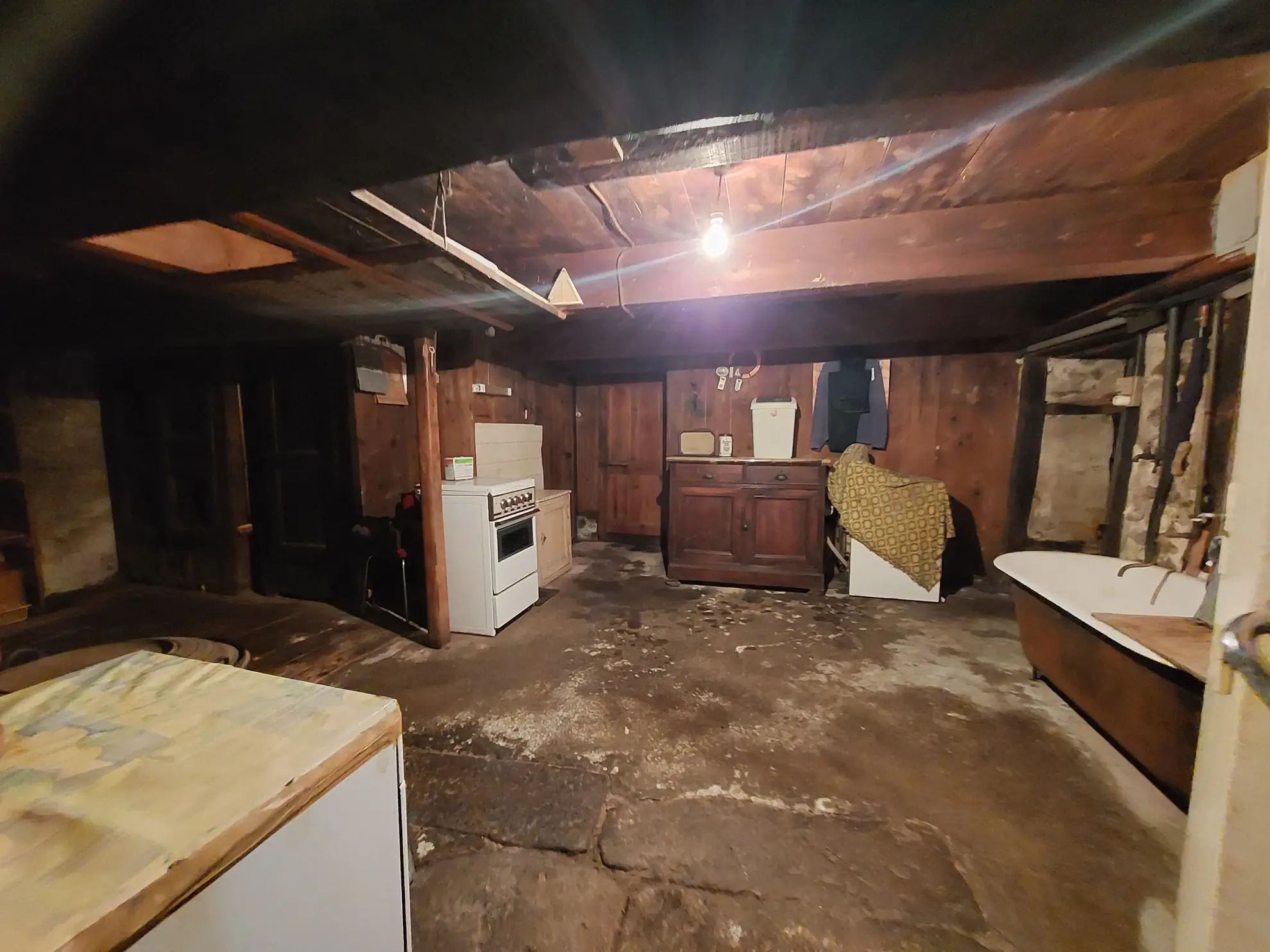 Charmante maison en pierre à restaurer avec dépendances et grand terrain près de Valcivières 