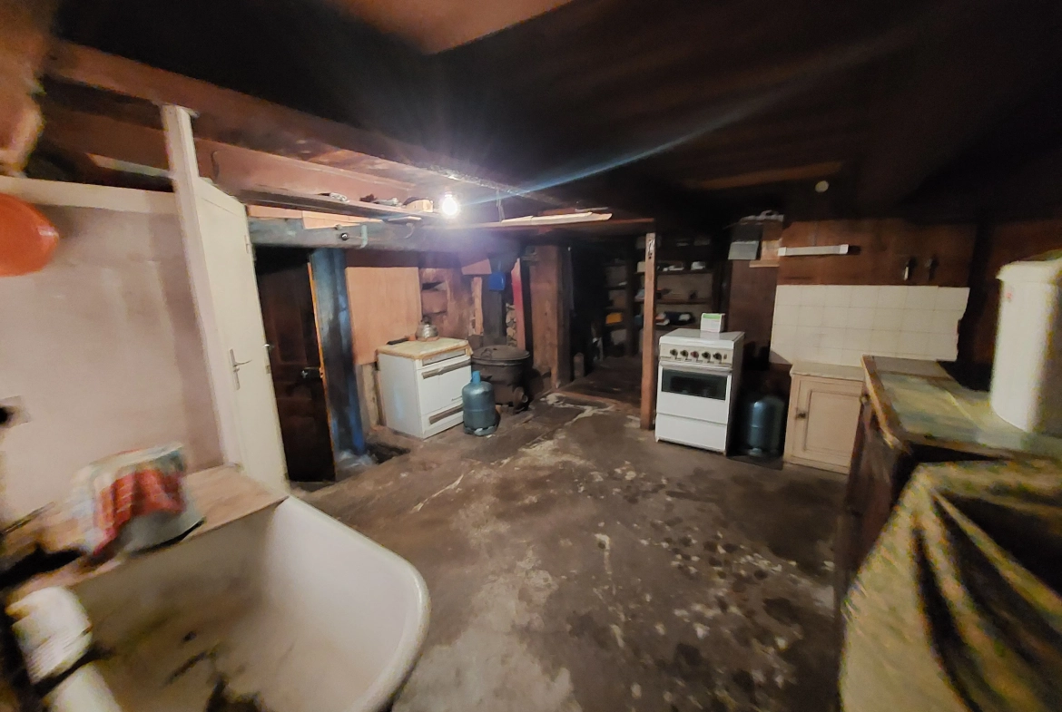 Charmante maison en pierre à restaurer avec dépendances et grand terrain près de Valcivières 