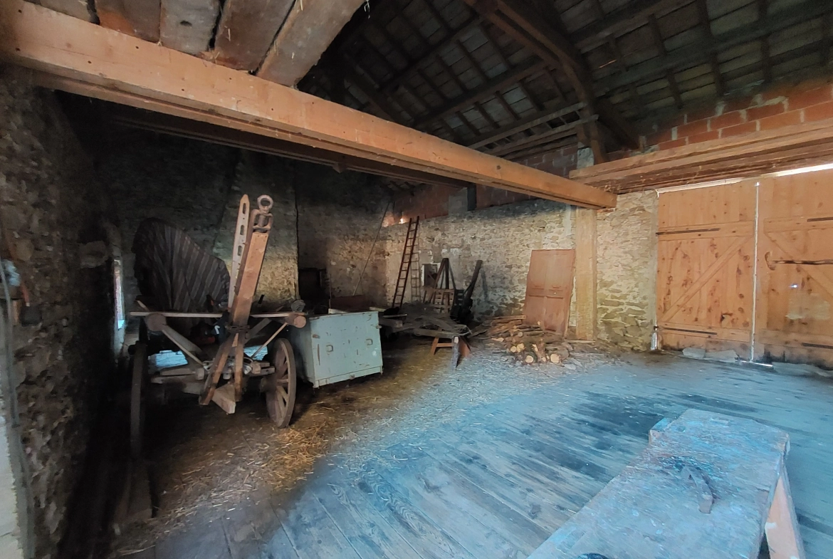 Charmante maison en pierre à restaurer avec dépendances et grand terrain près de Valcivières 