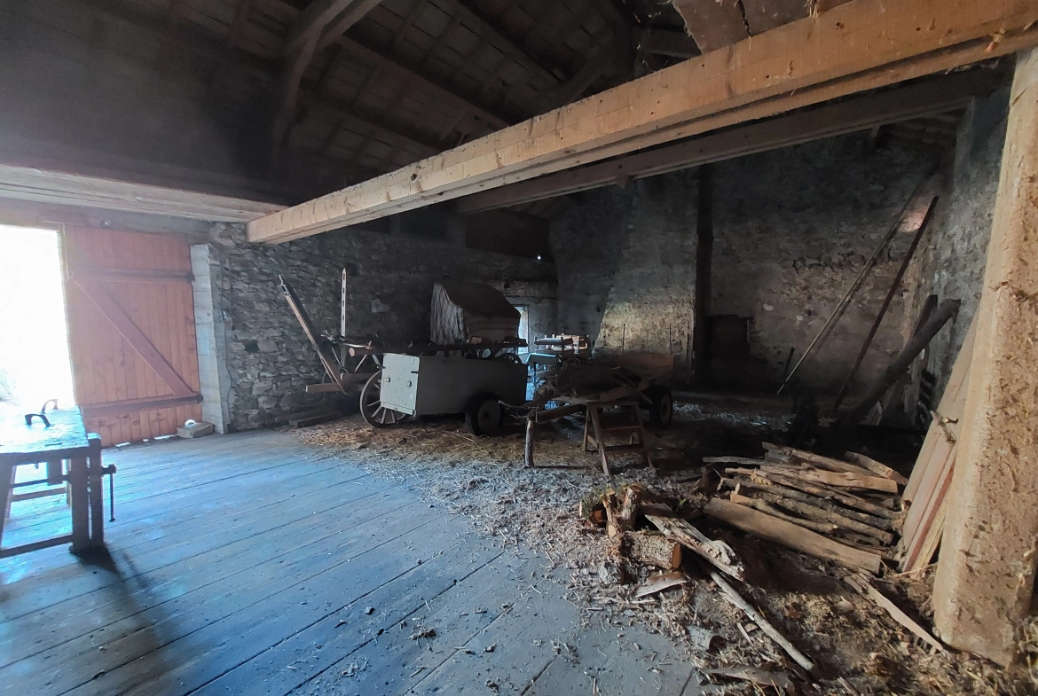 Charmante maison en pierre à restaurer avec dépendances et grand terrain près de Valcivières 