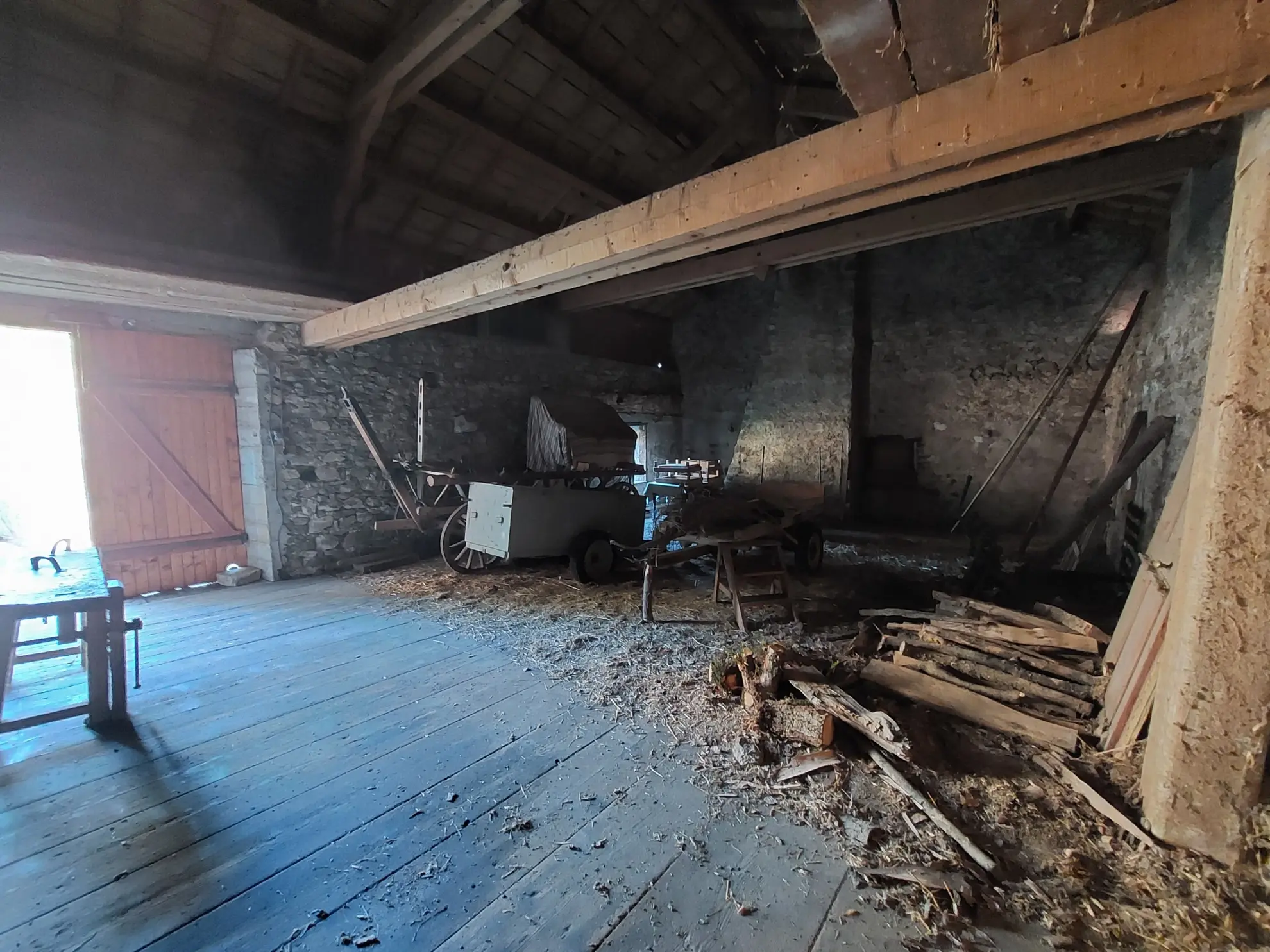 Charmante maison en pierre à restaurer avec dépendances et grand terrain près de Valcivières 