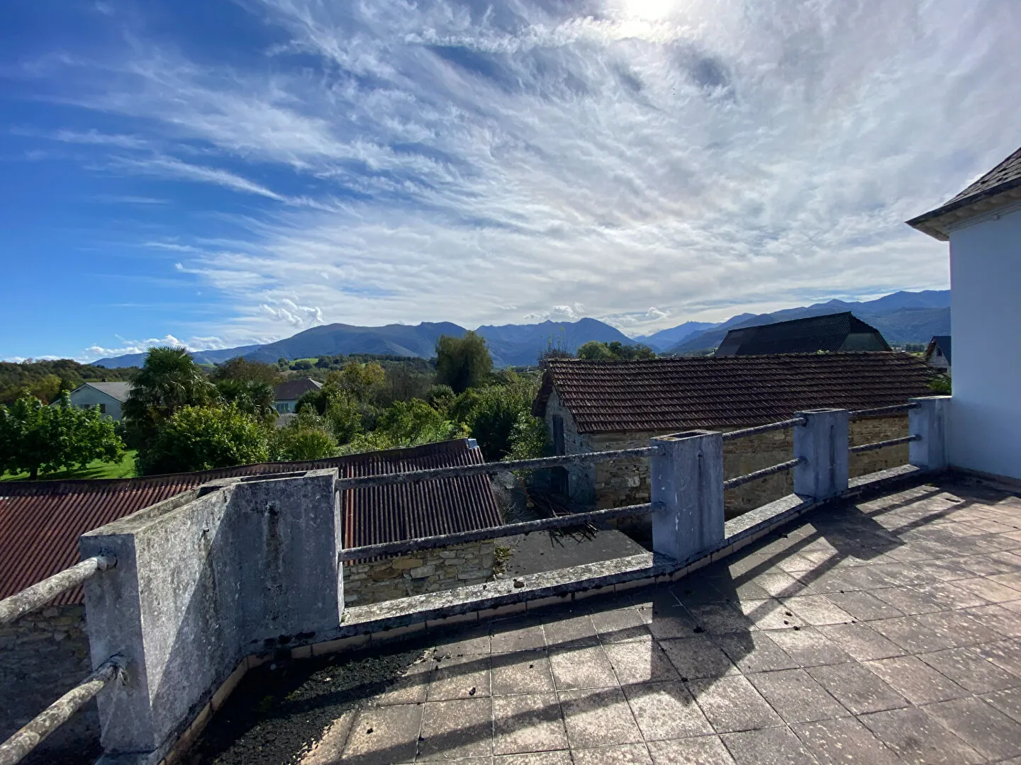 Maison à Asson à rénover avec vue sur les Pyrénées et garage 