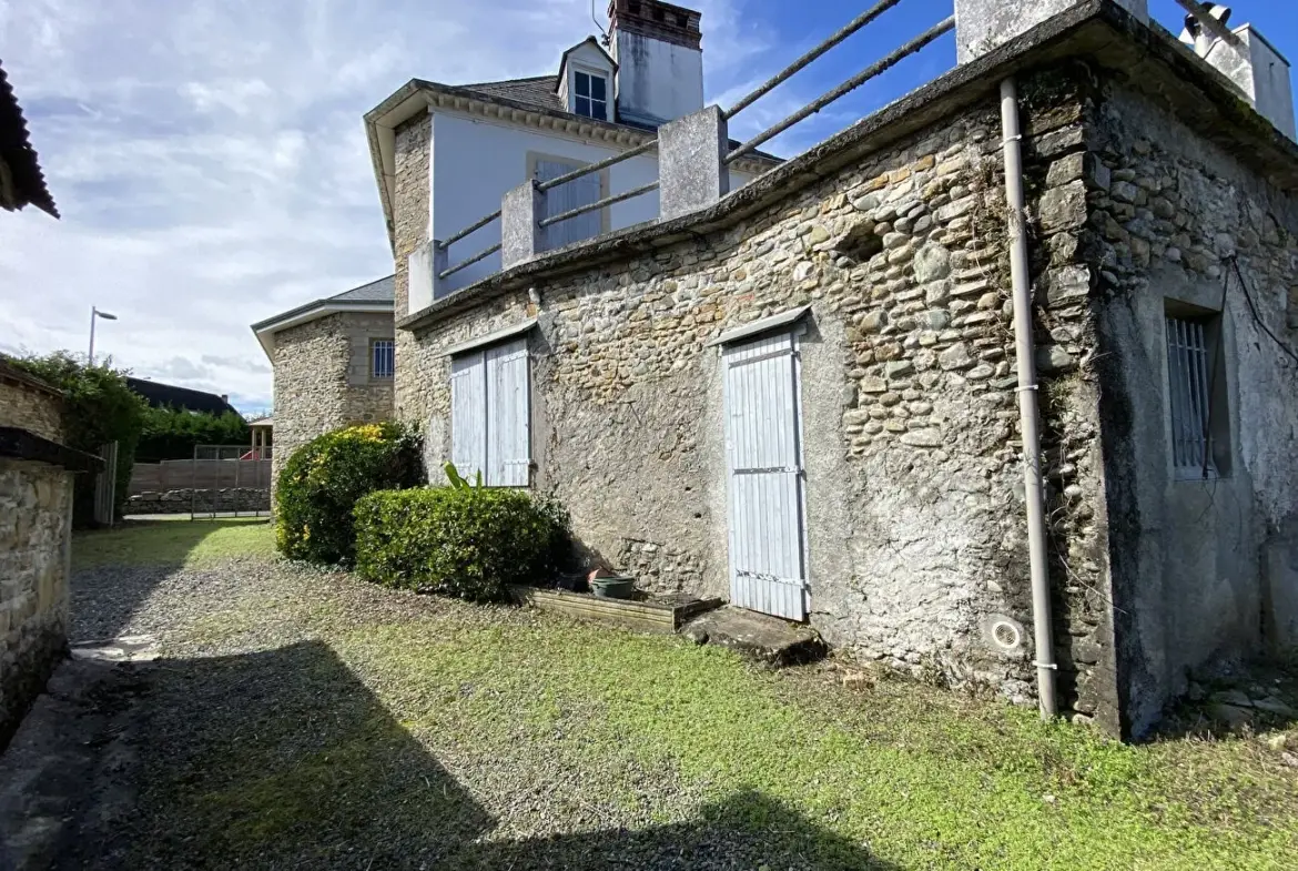 Maison à Asson à rénover avec vue sur les Pyrénées et garage 