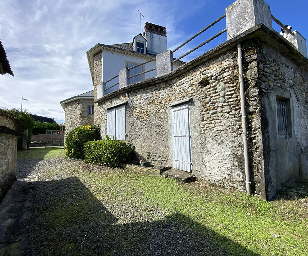 Maison à Asson à rénover avec vue sur les Pyrénées et garage 