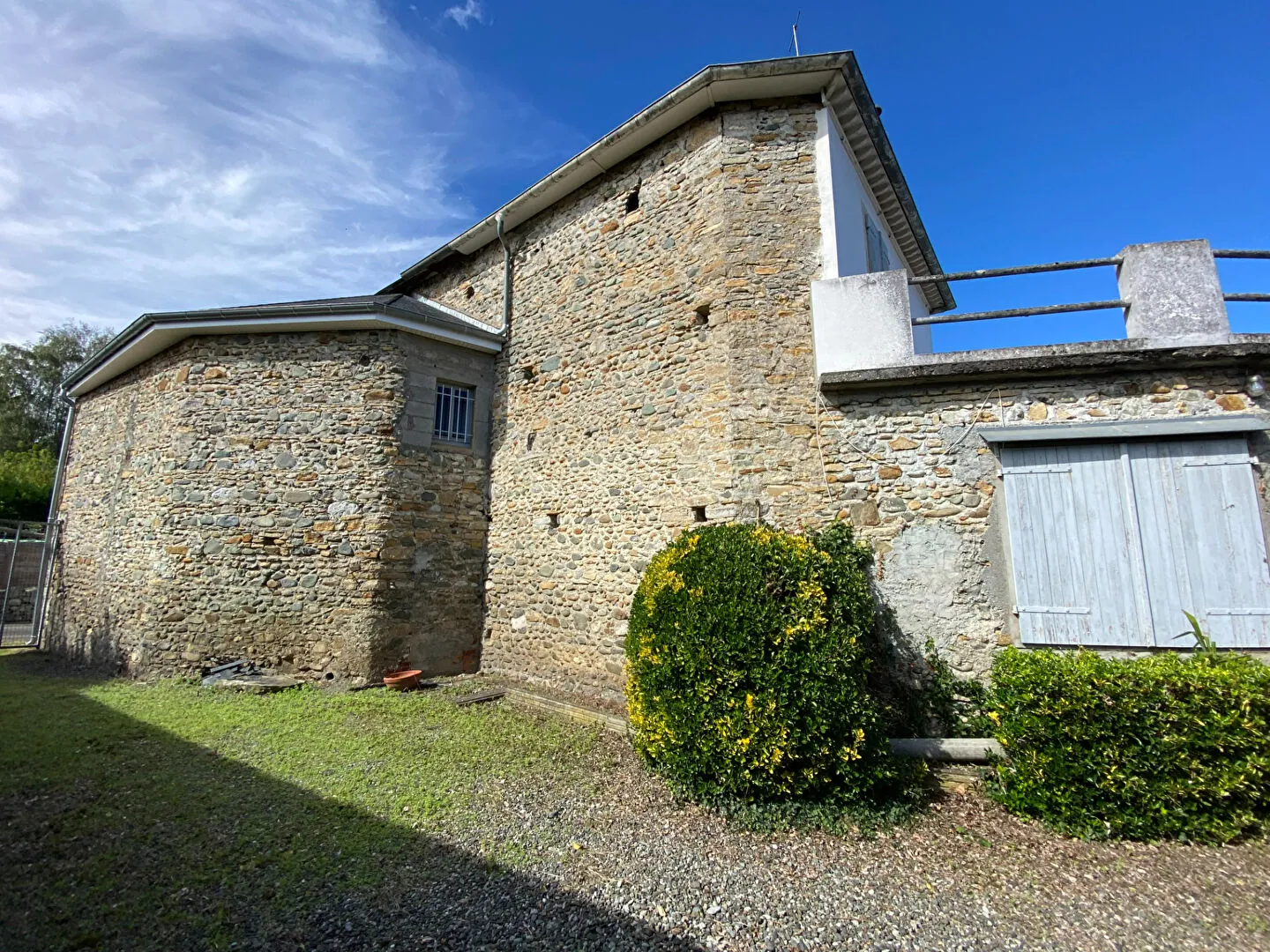 Maison à Asson à rénover avec vue sur les Pyrénées et garage 