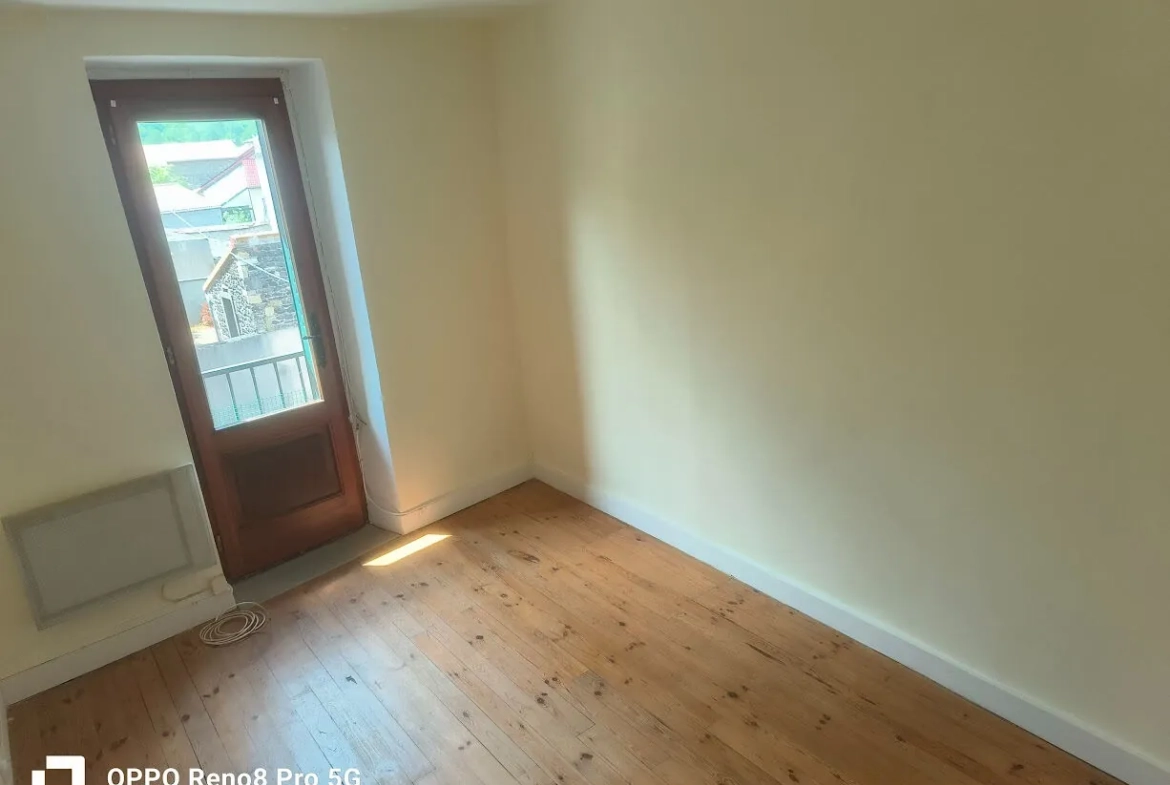 Charmante maison de village à Saint-Amant-Tallende de 51 m² avec garage 