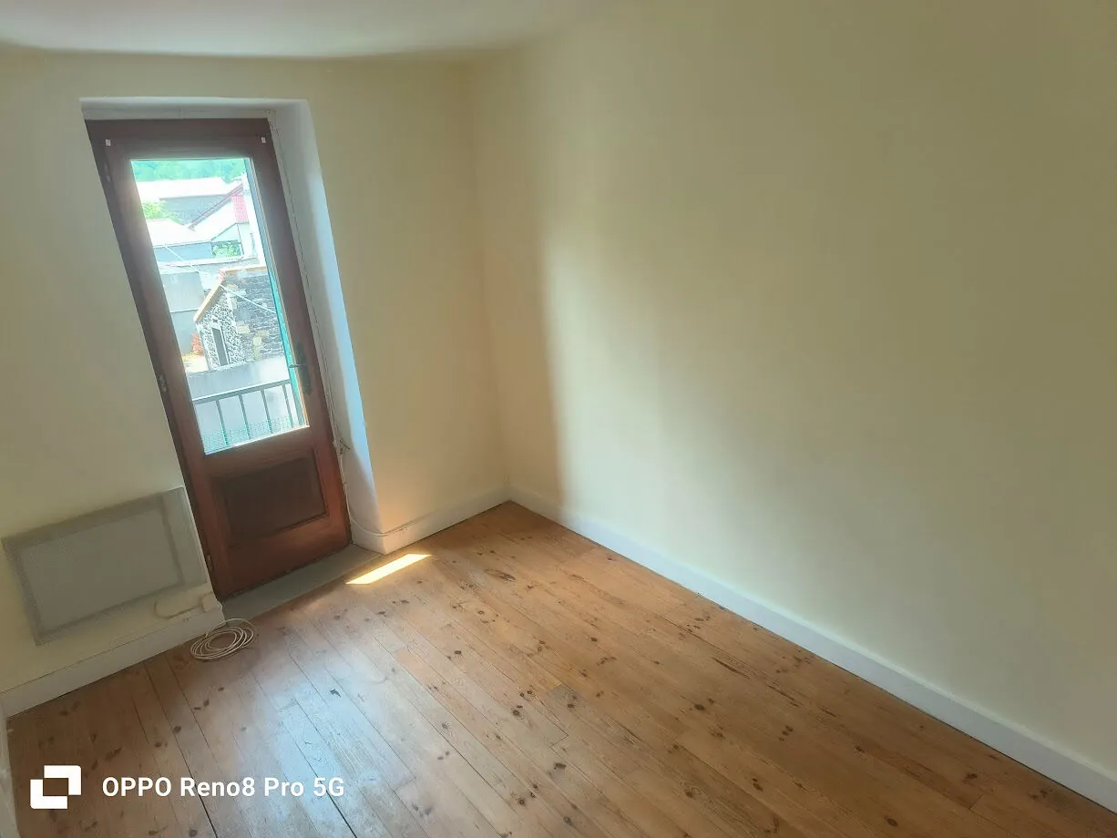 Charmante maison de village à Saint-Amant-Tallende de 51 m² avec garage 