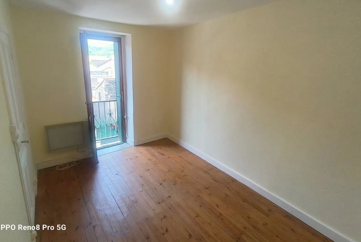 Charmante maison de village à Saint-Amant-Tallende de 51 m² avec garage 
