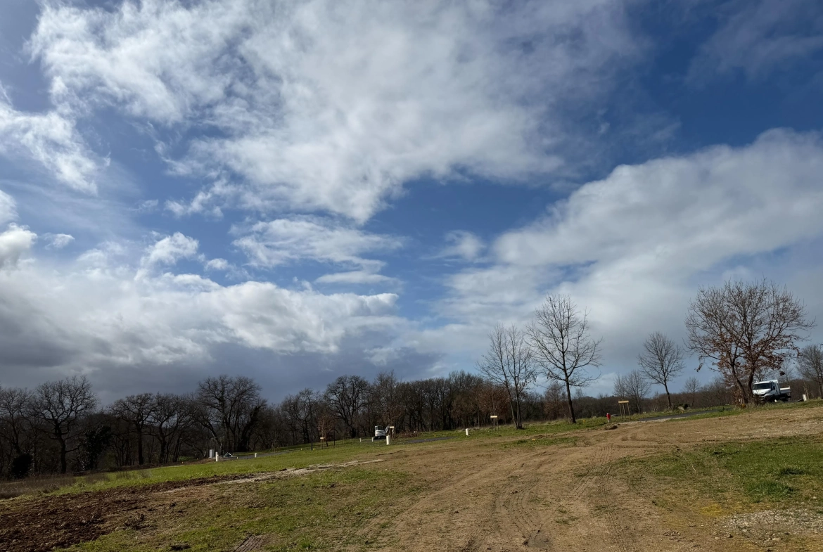 Terrain constructible en lotissement à Laugnac, proche Agen - 681 m² 