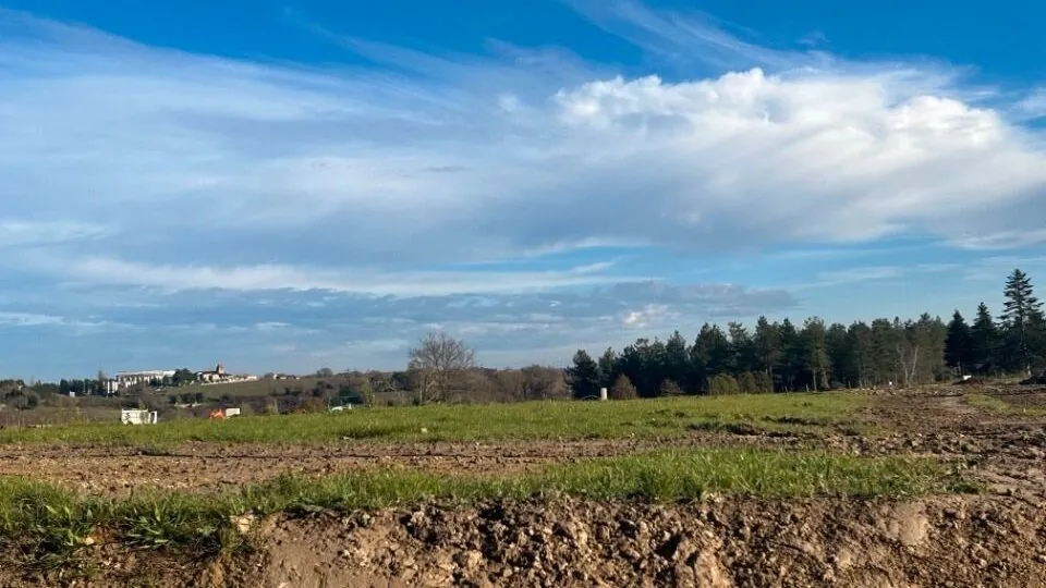 Terrain constructible à Cocumont de 915 m² dans quartier résidentiel calme 