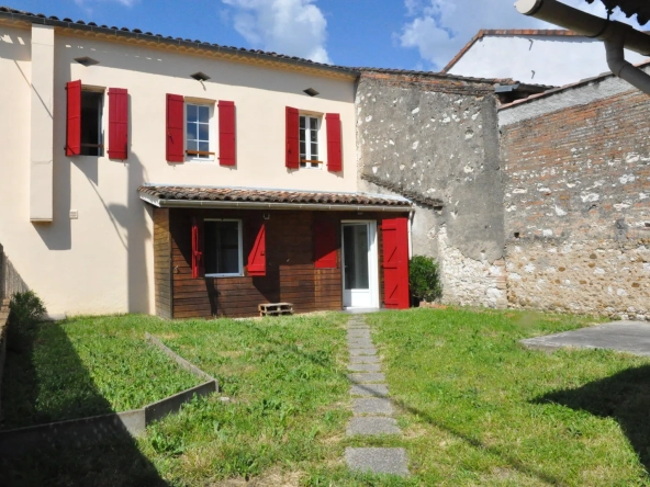 Immeuble de rapport à Briatexte avec 4 appartements et local professionnel